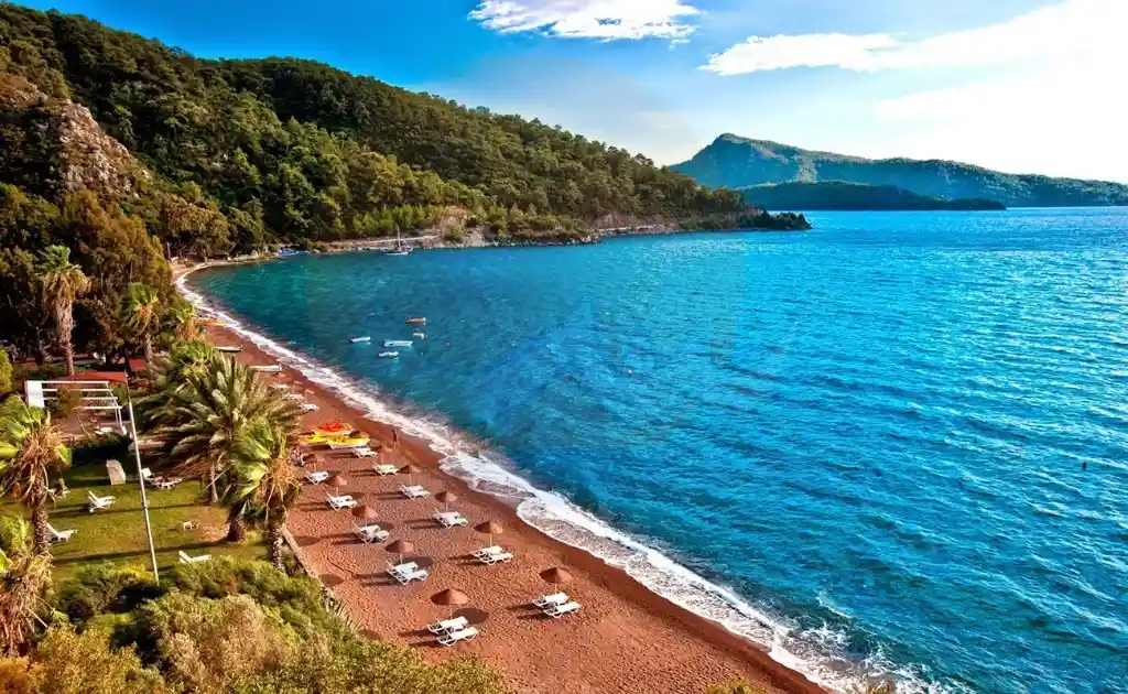 Yücel Körfez Evleri yakınında gezilecek yerler - Hisarönü Plajı